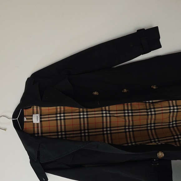 Burberry Black Trench Coat with Iconic Check Lining - Picture 4 of 9